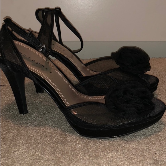 Black heels w/ flower - Picture 1 of 3